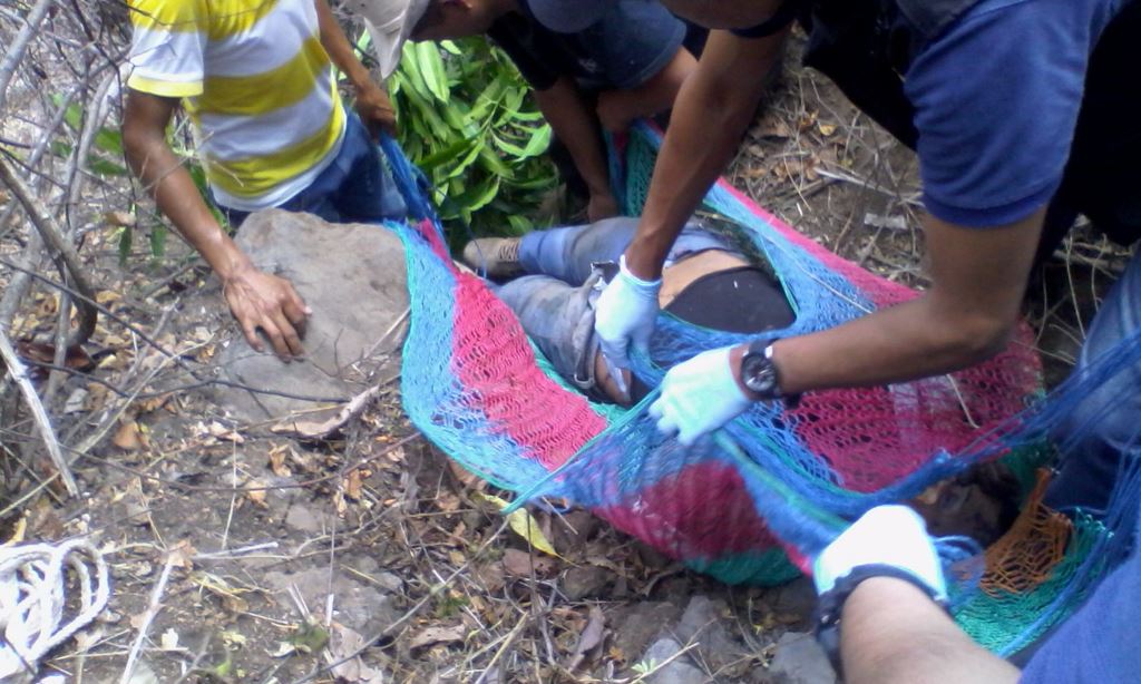 Socorristas rescatan cadáver de agente de la PNC hallado en barranco de San Jacinto, Chiquimula. (Foto Prensa Libre: Edwin Paxtor)