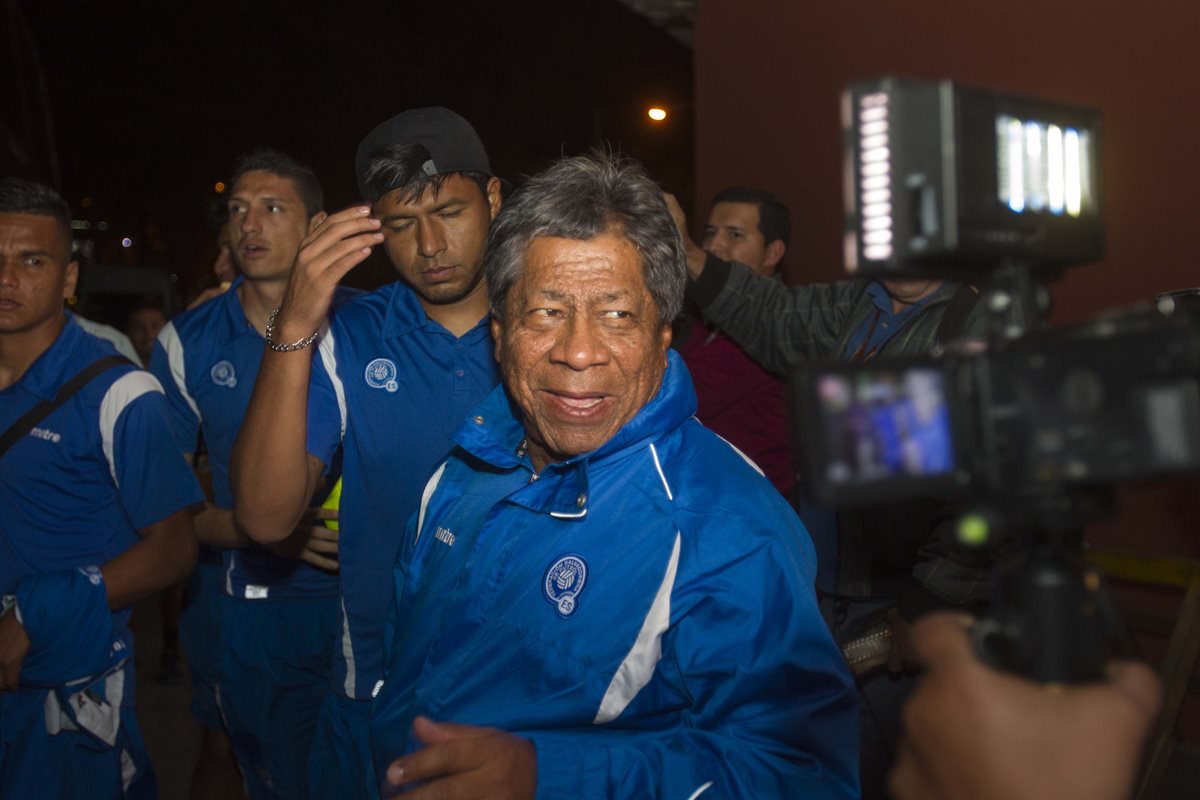El técnico de la Selección de El Salvador, Ramón Maradiaga, atiende a los medios de comunicación, en su arribo a Guatemala. (Foto Prensa Libre: Norvin Mendoza)