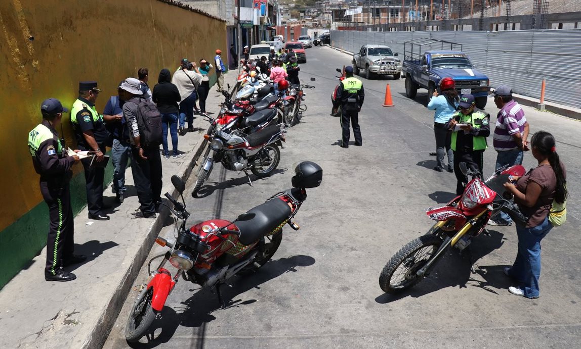 Motoristas son multados en Huehuetenango por no portar casco. (Foto Prensa Libre: Mike Castillo)