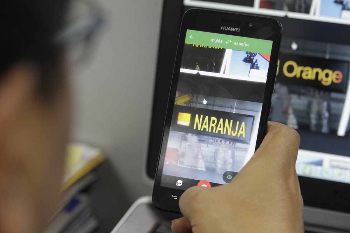 Aplicación permite traducir textos del idioma inglés al español por medio de la una fotografía. (Foto Prensa Libre: Edwin Berci?án)