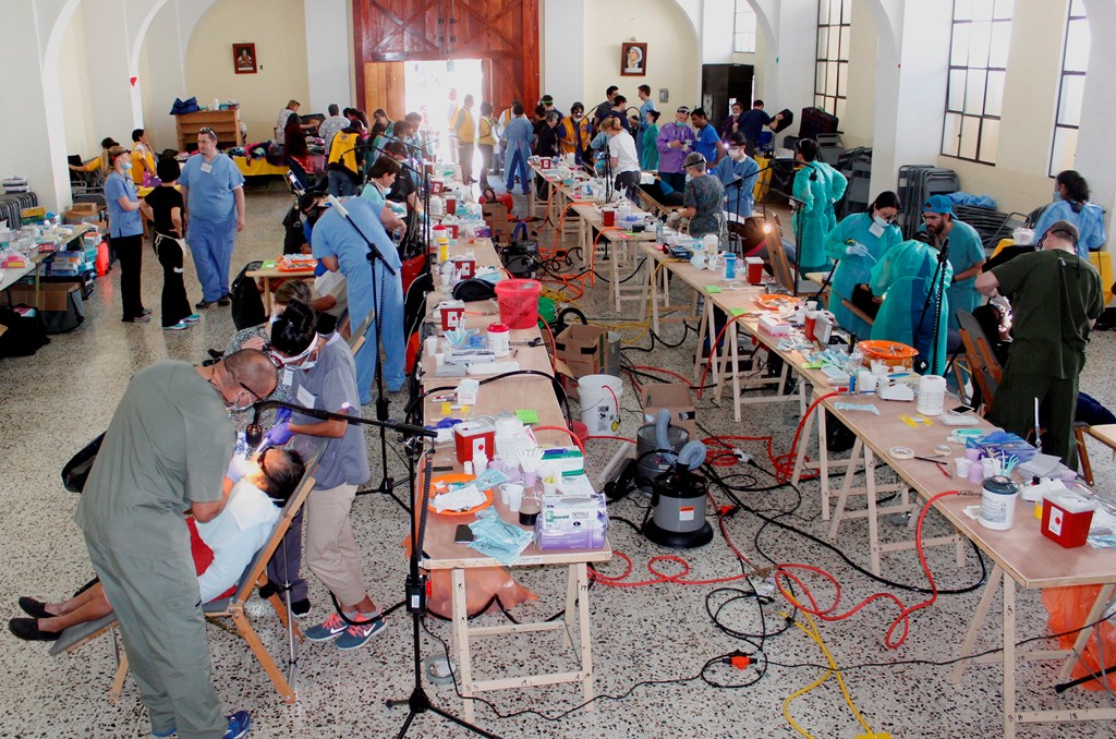 Habitantes de Chimaltenango asisten en buena cantidad al salón parroquial donde se efectúa una jornada odontológica. (Foto Prensa Libre: Víctor Chamalé).