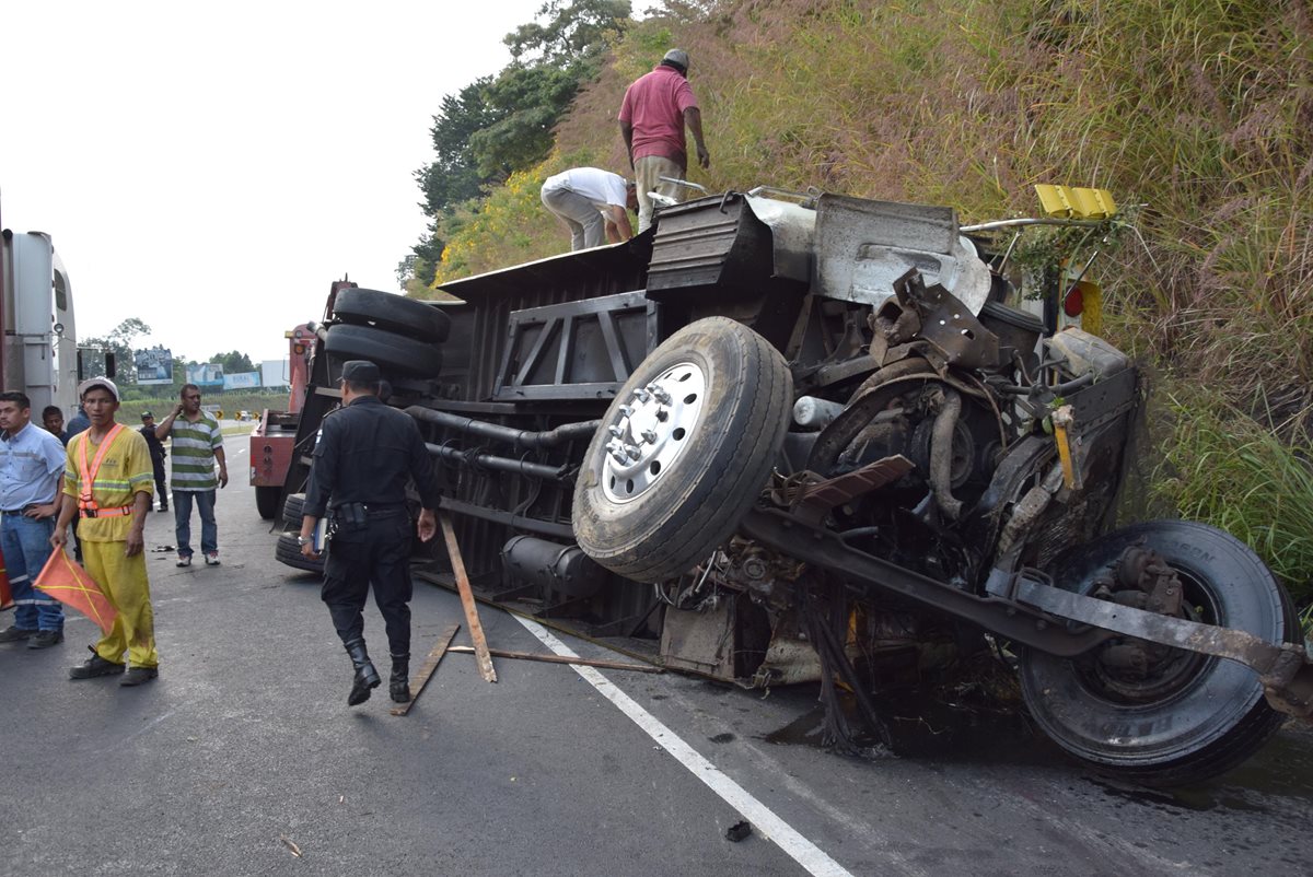 Autobús accidentado el miércoles último en la autopista a Palín, Escuintla. (Foto Prensa Libre: Carlos E. Paredes)
