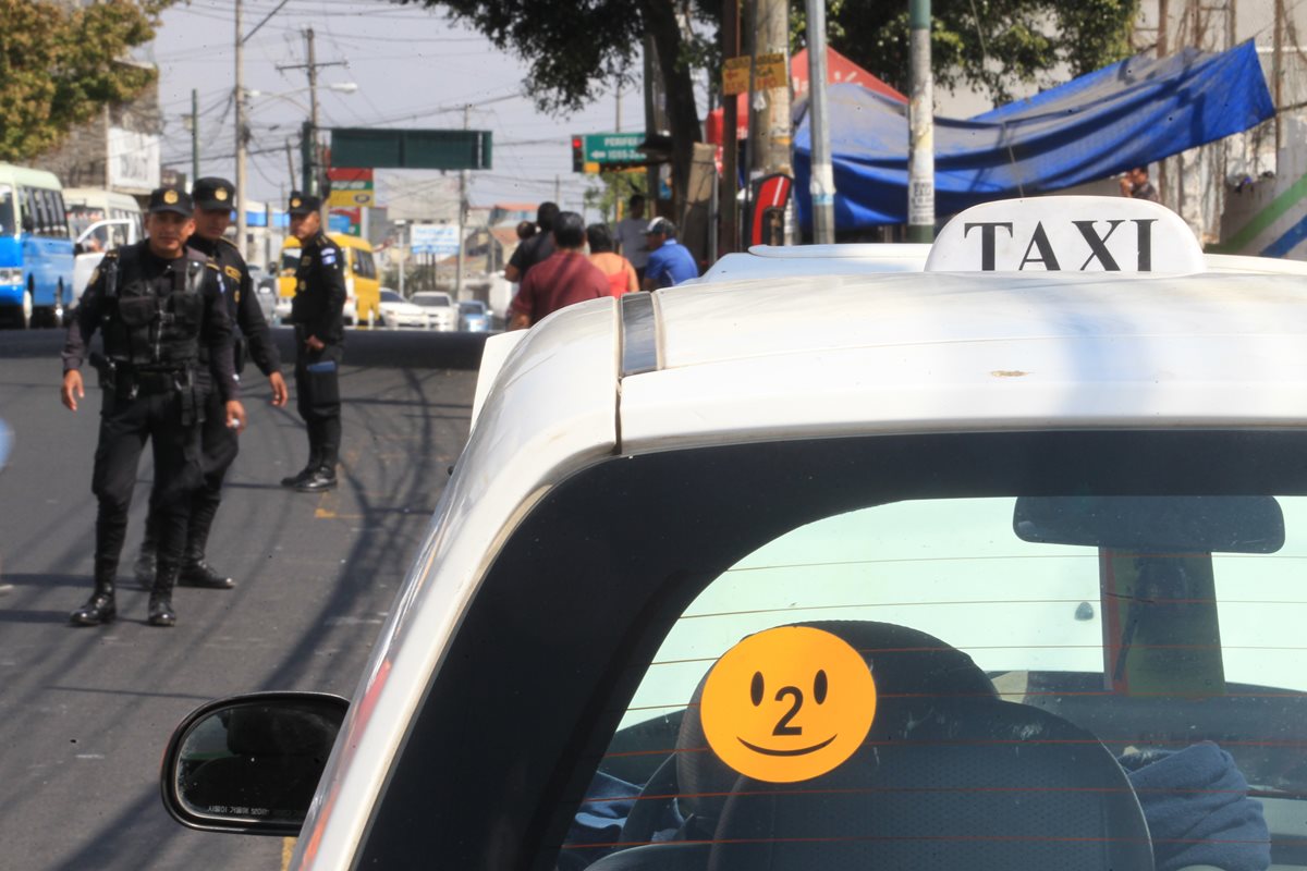 Taxis son marcados con calcomanías de caras felices o estrellas por presuntos extorsionistas que les exigen cuotas semanales,  en Mixco y Chinautla, de hasta Q2 mil. (Foto Prensa Libre: Estuardo Paredes)