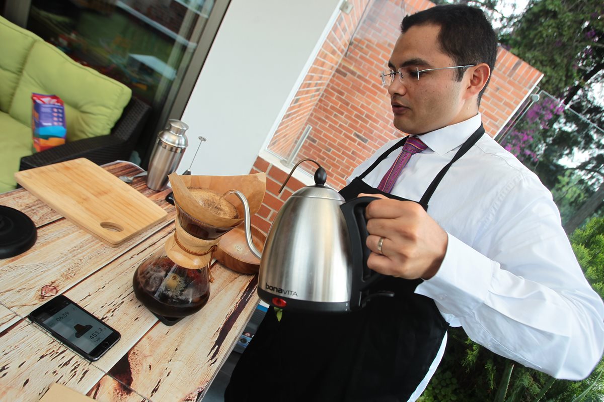 La mayoría de los emprendimientos en Guatemala están en el segmento de consumo, como la empresa Coffee Bar fundada por Diego Joachin. (Foto Prensa Libre: Hemeroteca)