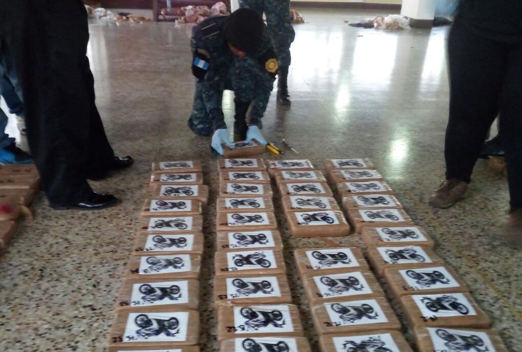 Autoridades decomisaron una embarcación con 744 paquetes con cocaína. (Foto Prensa Libre: Cortesía PNC)
