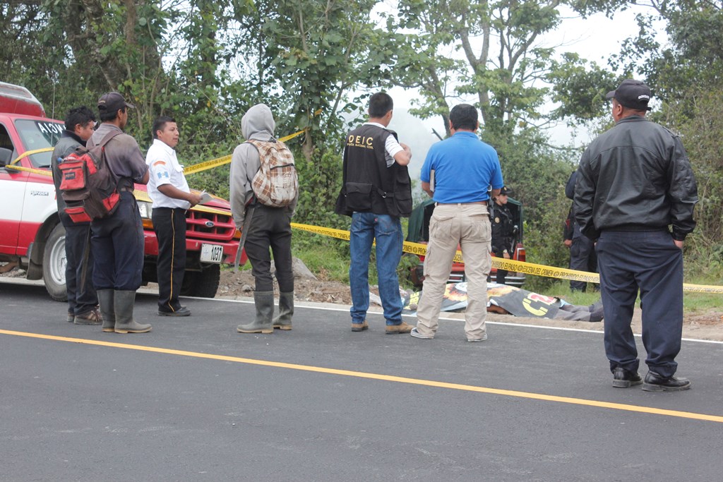 Vecinos llegan a identificar el cadáver del hombre en el kilómetro 9 de la ruta entre Parramos y San Pedro Yepocapa, Chimaltenango. (Foto Prensa Libre: Víctor Chamalé)