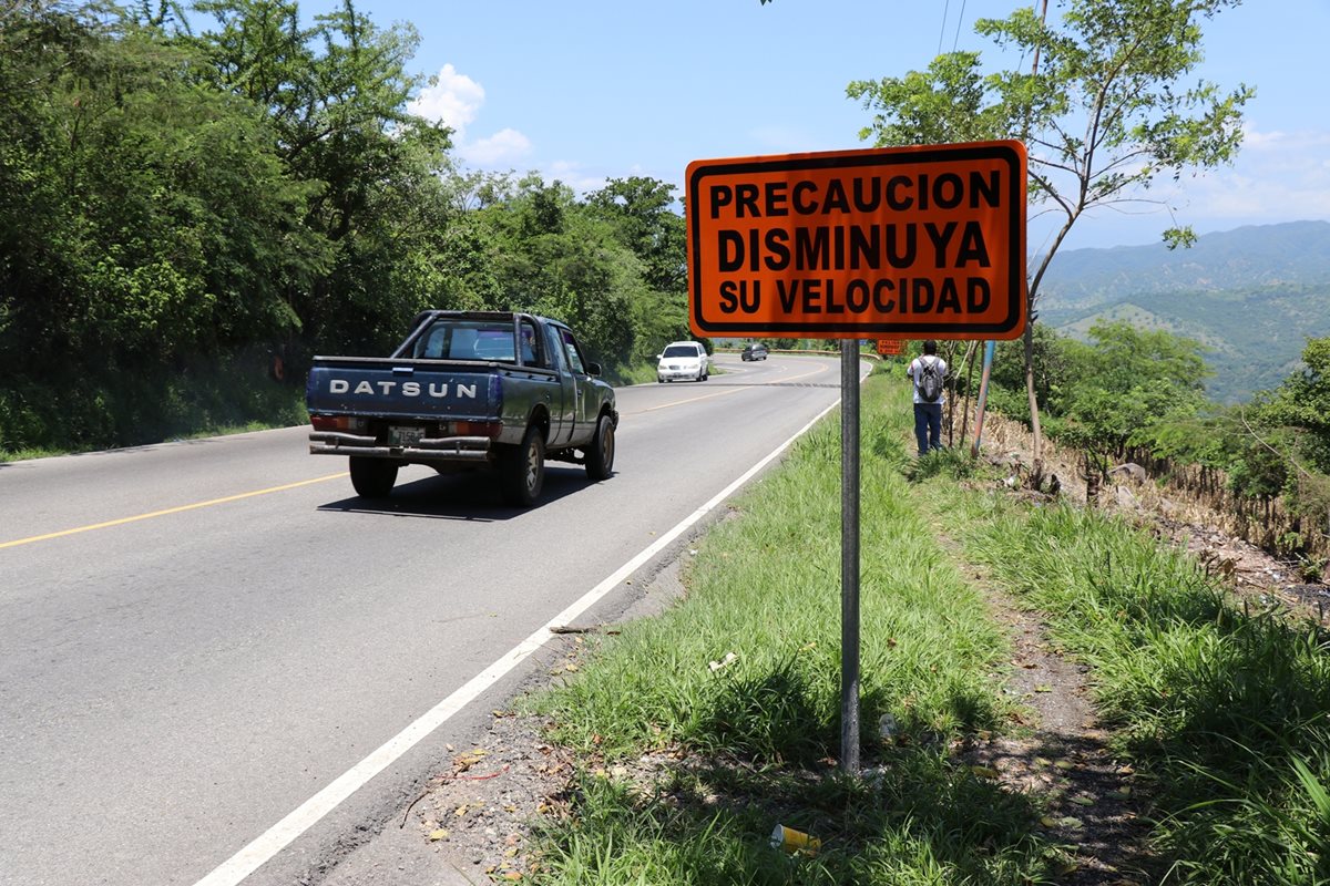 En la ruta hay señales que advierten sobre la velocidad, pero algunos pilotos no la respetan. (Foto Prensa Libre: Mario Morales)