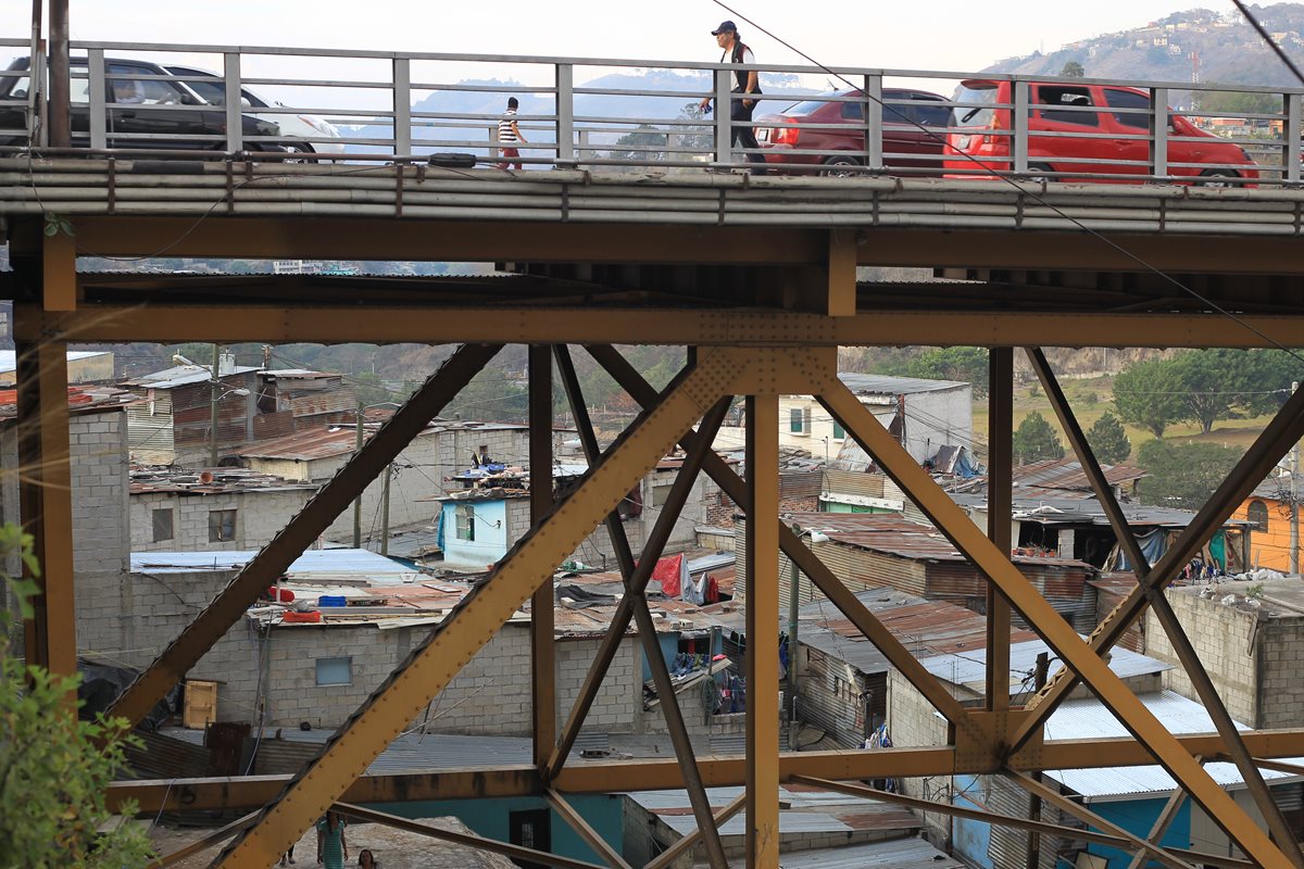 Familias que viven bajo el puente Belice podrían ser desalojadas temporalmente. (Foto Prensa Libre: Esbin García).