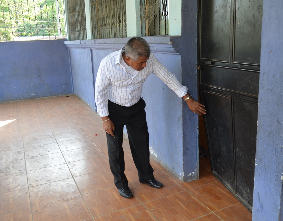 Maestro señala una de las puertas que fue forzada para sustraer el equipo. (Foto Prensa Libre: Jorge Tizol).