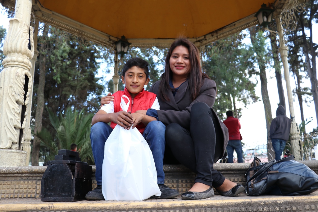 Las sonrisas fueron parte del momento más emotivo en el parque de Quetzaltenango. (Foto Prensa Libre: Fred Rivera)