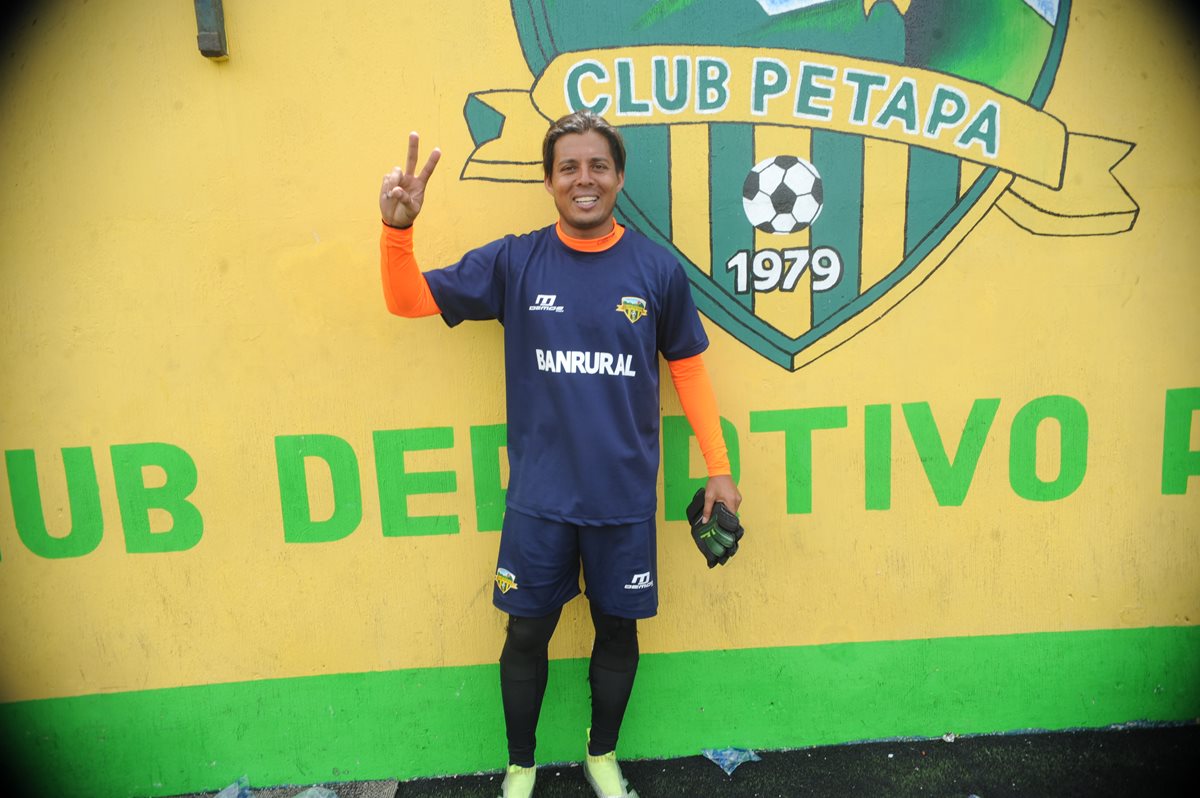 El guardameta costarricense Víctor Bolívar espera ser determinante con Petapa para el Apertura 2017, como lo fue con Antigua GFC. (Foto Prensa Libre: Edwin Fajardo)