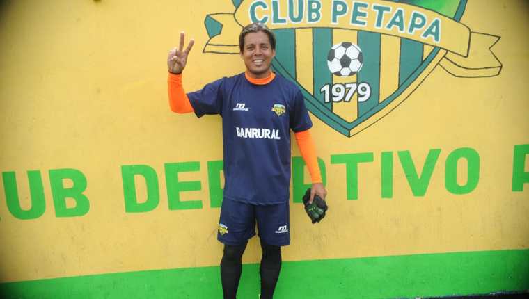 El guardameta costarricense Víctor Bolívar espera ser determinante con Petapa para el Apertura 2017, como lo fue con Antigua GFC (Foto Prensa Libre: Edwin Fajardo)