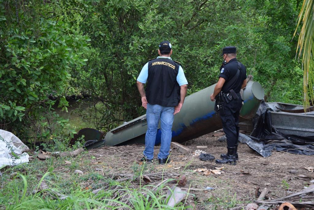 Dos investigadores observan el sumergible localizado en Iztapa, Escuintla. (Foto Prensa Libre).