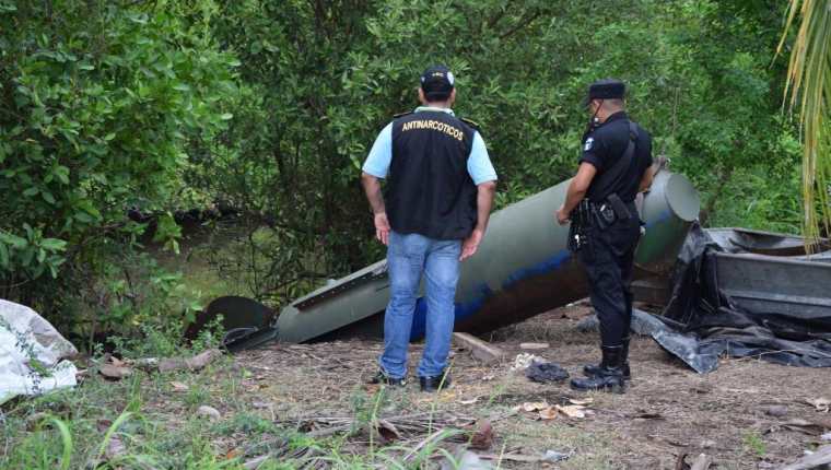 Dos investigadores observan el sumergible localizado en Iztapa, Escuintla. (Foto Prensa Libre).