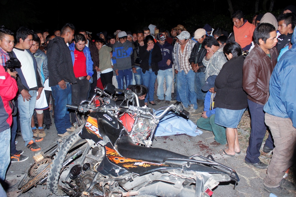 Familiares, amigos y vecinos observan la forma en que quedaron las motocicletas y las víctimas, en Acatenango. (Foto Prensa Libre: Víctor Chamalé)