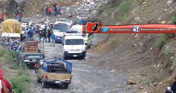 Paso de vehículos entre Alta Verapaz y Quiché, en el cerro Los Chorros, queda bloqueado por derrumbe. (Foto Prensa Libre: Canal 4 de Quiché)