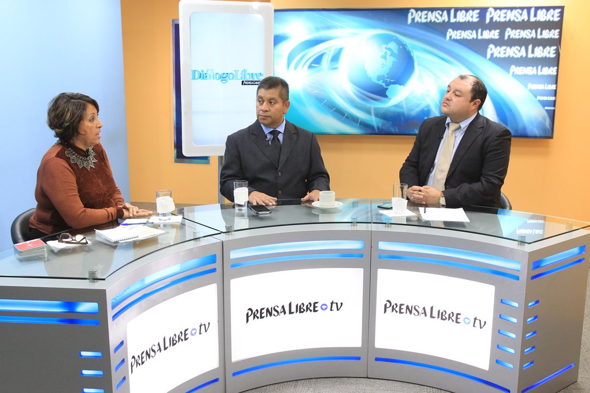 Ileana Alamilla, presidenta de APG, y el analista político Estuardo Zapeta conversan con el periodista Antonio Barrios en el programa Diálogo Libre. (Foto Prensa Libre: Esbin García)