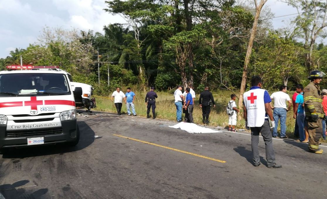 Dos hombres murieron en el percance de tránsito en el kilómetro 250 ruta de Coatepeque, Quetzaltenango a Malacatán San Marcos. (Foto Prensa Libre: Rolando Miranda)