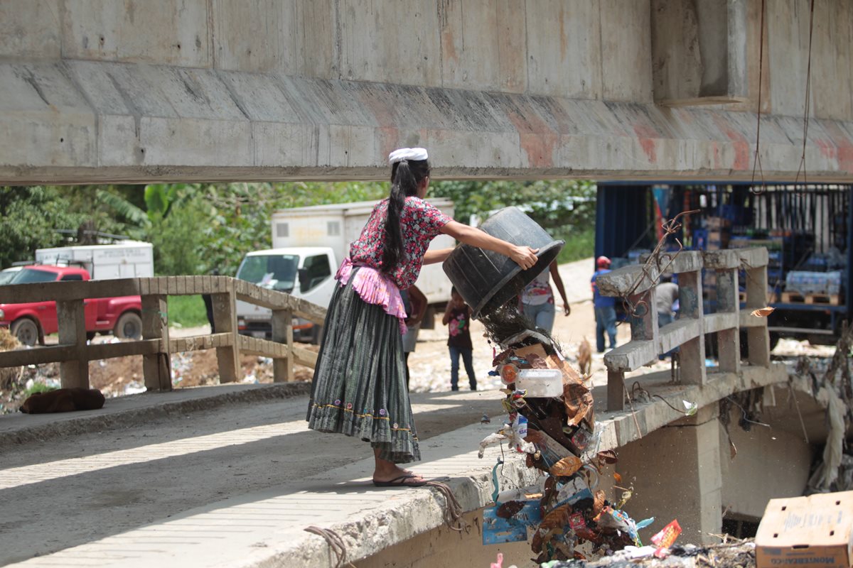 La contaminación es un grave problema en todo el país. (Foto Prensa Libre: Estuardo Paredes)