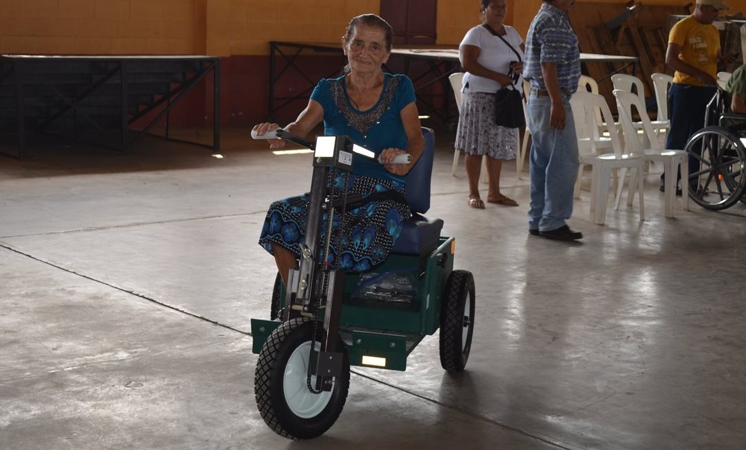 Pedrita Feliciana Maldonado, de 79 años, recibe un carrito PET en Nuevo San Carlos, Retalhuleu. (Foto Prensa Libre: Jorge Tizol)