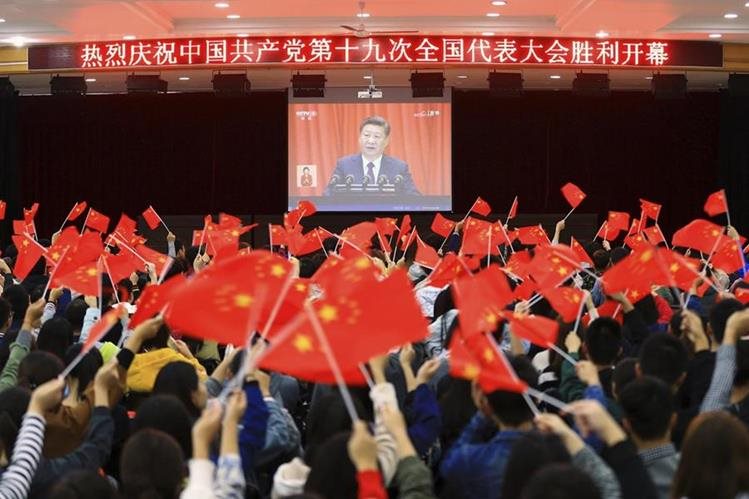 Estudiantes chinos escuchan un discurso del presidente Xi Jinping. China representa un mercado de mil 300 millones de consumidores. (Foto Prensa Libre: Hemeroteca PL)