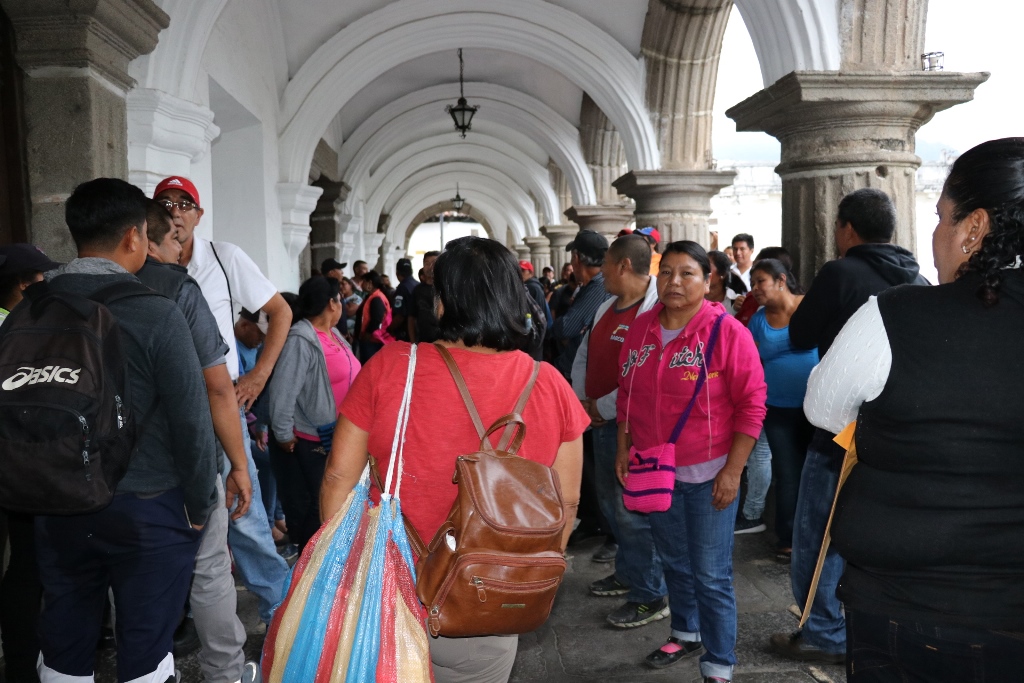 Empleados municipales de Antigua Guatemala esperan mientras el Concejo aprueba transferencia para pagarles horas extras de Semana Santa. (Foto Prensa Libre: Julio Sicán)