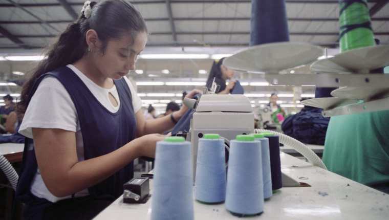 Trabajadoras de diferentes maquilas podrán formar parte del nuevo sindicato Sitradom. (Foto Prensa Libre: Hemeroteca)