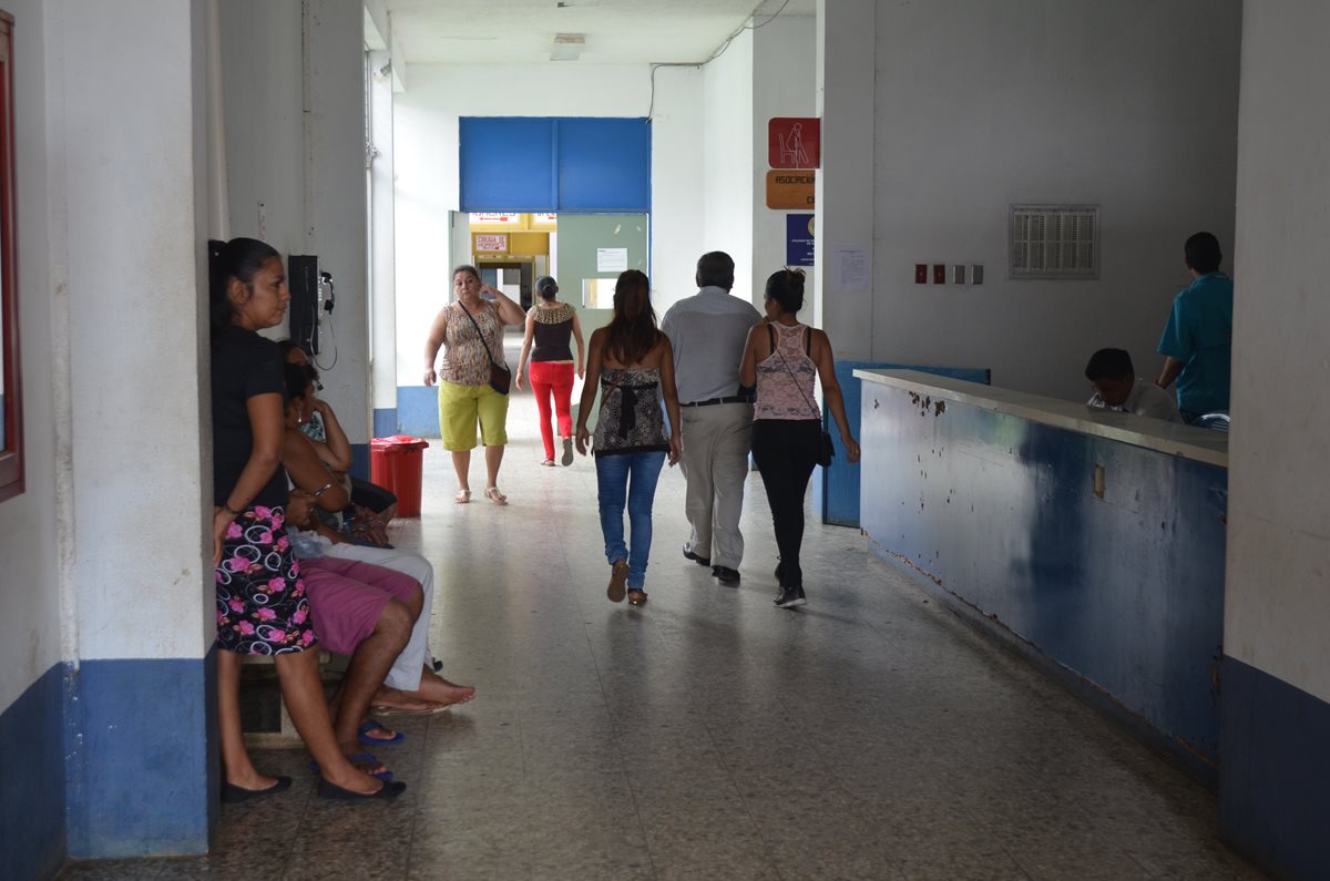 Pacientes denuncian falta de insumos en el Hospital Nacional de Retalhuleu. (Foto Prensa Libre: Jorge Tizol)