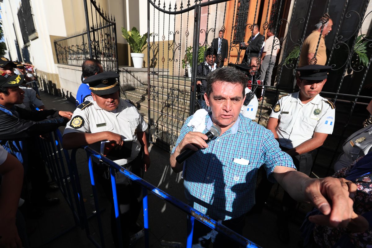 Compromisos a los que llegó el presidente Jimmy Morales con sindicato no cumplen con el artículo 94 de la Ley de Presupuesto vigente. (Foto Prensa Libre: Hemeroteca PL)