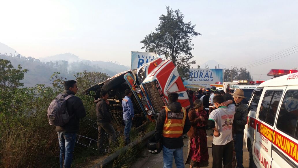 Pasajeros son rescatados de autobús accidentado en el km 45 de la ruta Interamericana. (Foto Prensa Libre: Víctor Chamalé)