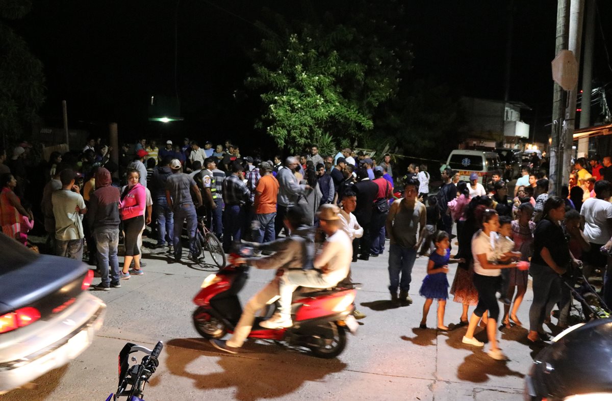 Vecinos de varios sectores llegaron al lugar del accidente y lamentaron la muerte de Vilma Duarte Polanco. (Foto Prensa Libre: Hugo Oliva)