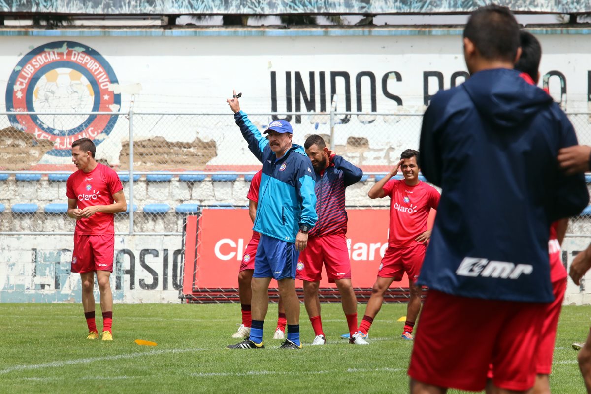 El técnico mexicano Rafael Loredo dirige el entrenamiento de Xelajú en el estadio Mario Camposeco. (Foto Prensa Libre: Carlos Ventura)