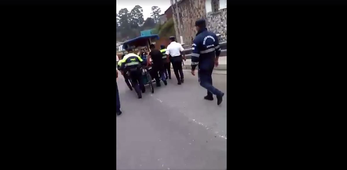 Agentes de la PMT de Cobán decomisan una venta de granizadas. (Foto Prensa Libre: Facebook)