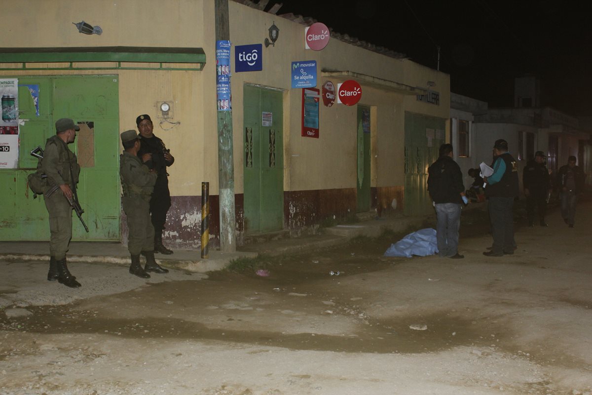 Agentes de la PNC resguardan el área donde un hombre murió baleado, en Zaragoza, Chimaltenango. (Foto Prensa Libre: Víctor Chamalé)