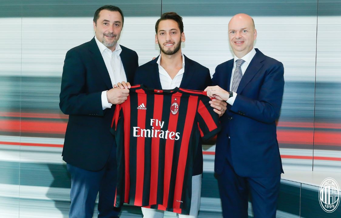 El turco Hakan Calhanoglu firmó por cuatro temporadas con el AC Milan. (Foto Prensa Libre: cortesía AC Milán)