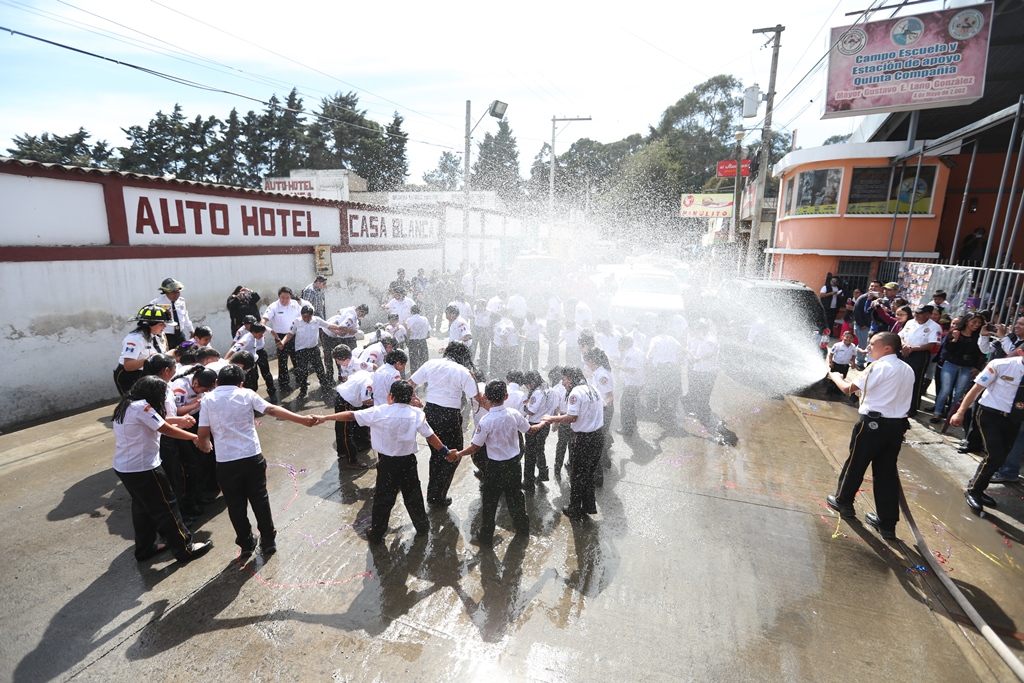 Con el tradicional bautizó se realizó la graduación de la sexta brigada infantil de los Bomberos Voluntarios en Quetzaltenango. (Foto Prensa Libre: Mynor Toc)