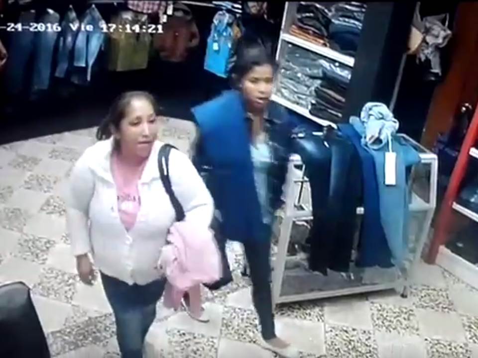 Dos de las mujeres captadas en video cuando roban en una tienda en Xela. (Foto Prensa Libre: María José Longo)