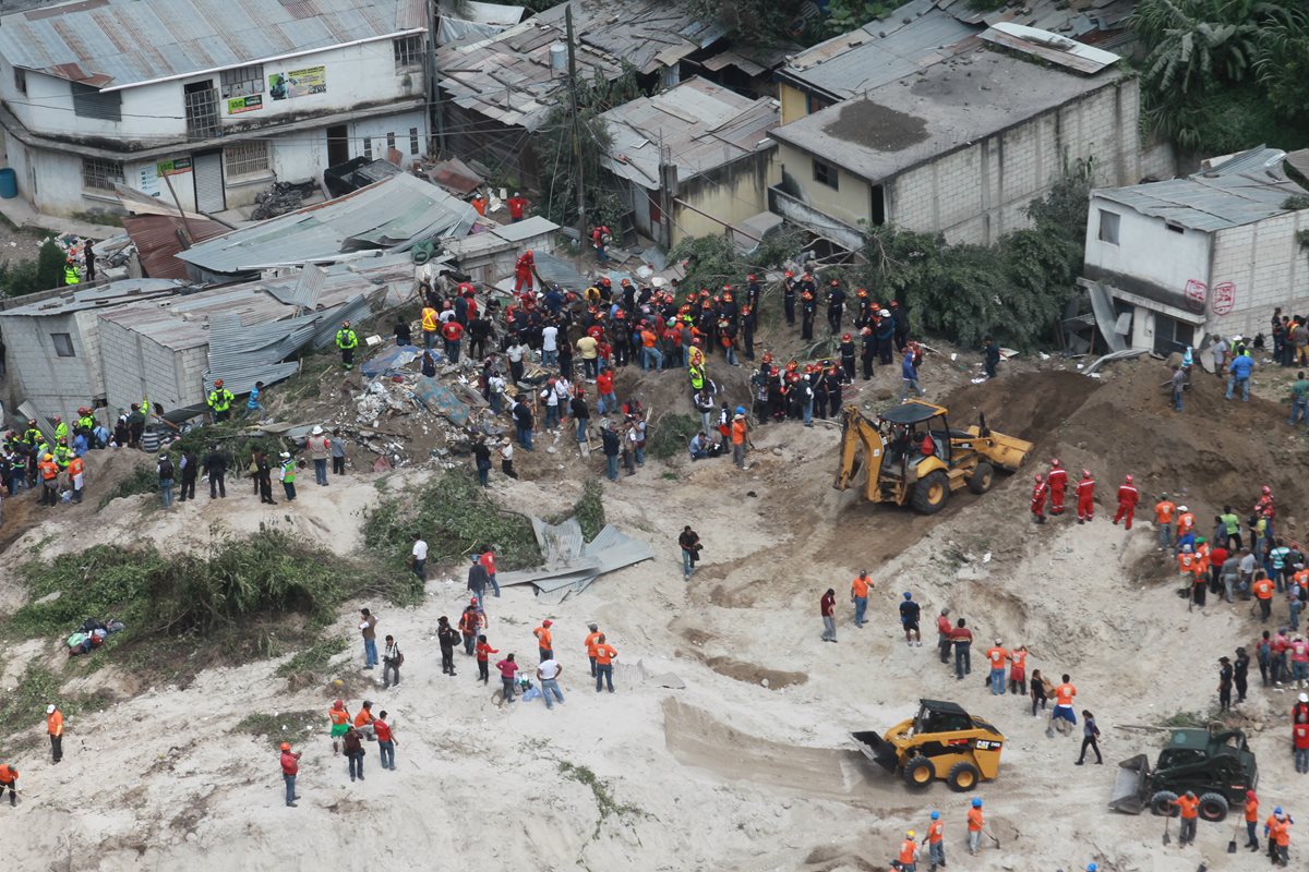 La colonia El Cambray 2 fue soterrada casi en su totalidad por el desprendimiento de un cerro. (Foto Prensa Libre: Hemeroteca PL)