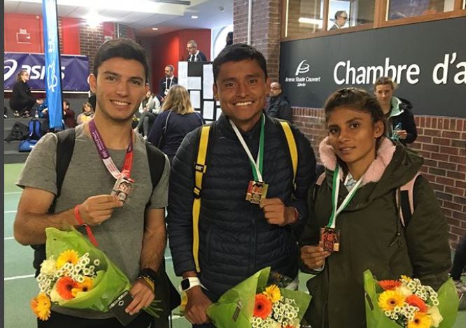 Faby Bernabe Rama, Érick Barrondo y Mirna Ortiz muestran sus medallas ganadas en el Nacional Francés de pista cubierta. (Foto Prensa Libre: Instagram Paquillo Fernández)