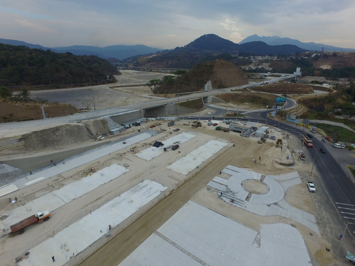 Los trabajos de construcción del comercial Distrito Morán, en el kilómetro 18 de la ruta hacia Villa Canales comenzaron en enero último. (Foto Prensa Libre: Estuardo Paredes)