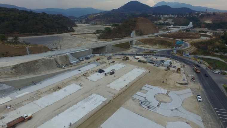 Los trabajos de construcción del comercial Distrito Morán, en el kilómetro 18 de la ruta hacia Villa Canales comenzaron en enero último. (Foto Prensa Libre: Estuardo Paredes)
