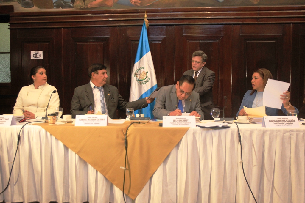 La comisión pesquisidora sostiene su primera reunión para analizar el antejuicio contra el presidente Jimmy Morales. (Foto Prensa Libre: Esbín García)