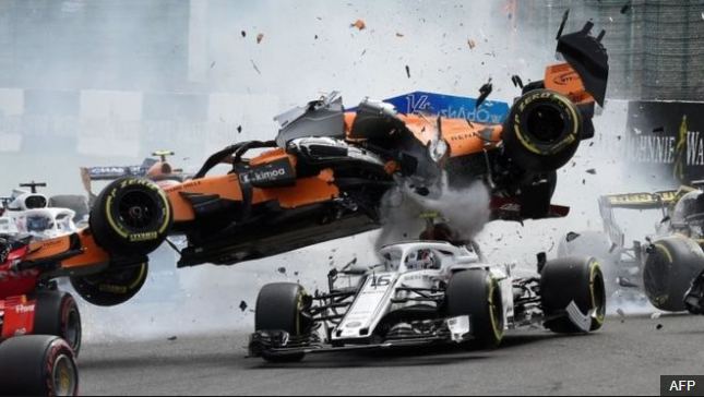El auto de Fernando Alonso (naranja) pasó por encima del de Charles Leclerc en un serio accidente en el Gran Premio de Bélgica. (Foto Prensa Libre: BBC News Mundo)
