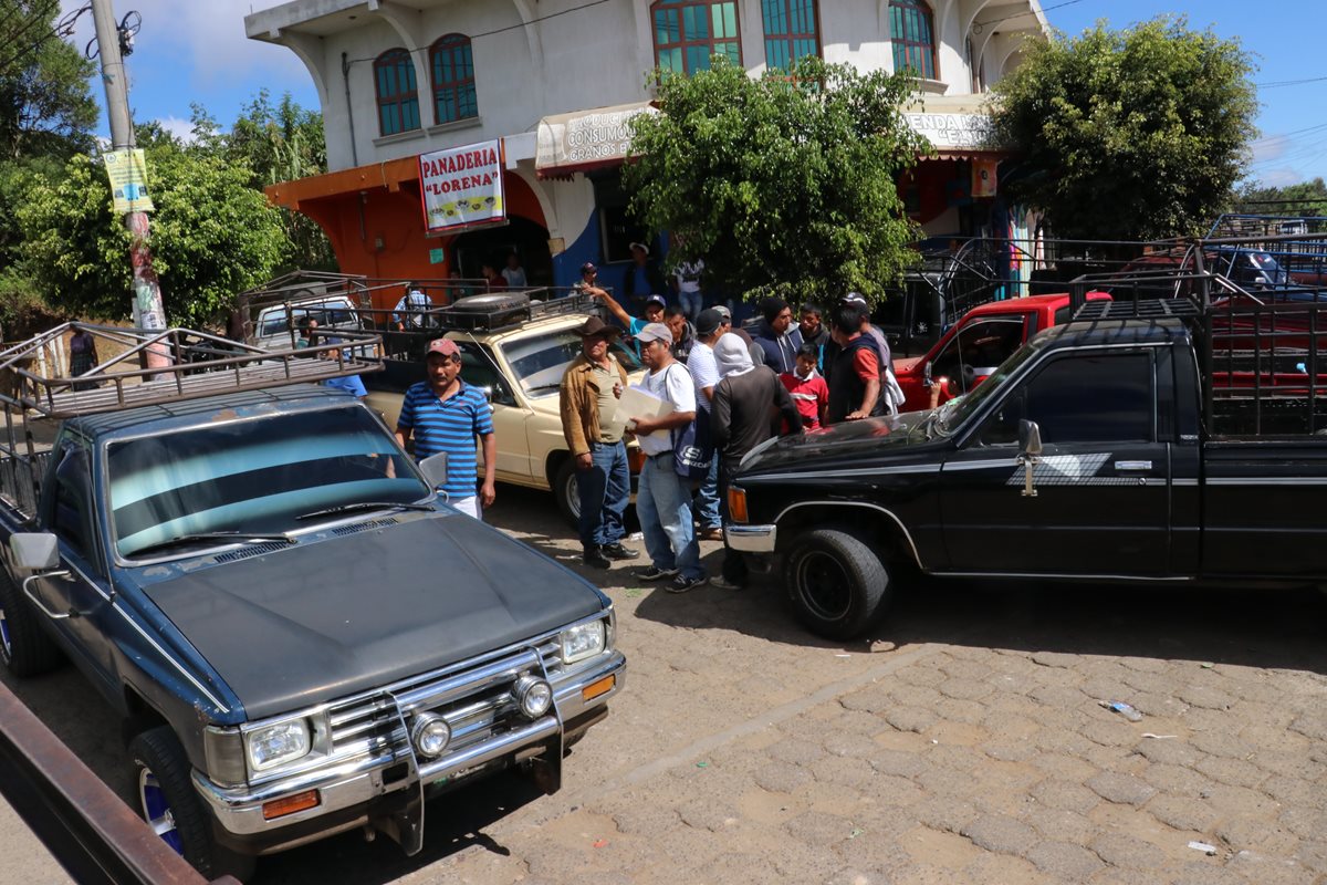 Los pilotos fueron multados por trasladar a personas, cuando solo tienen autorización de llevar carga. (Foto Prensa Libre: Víctor Chamalé)