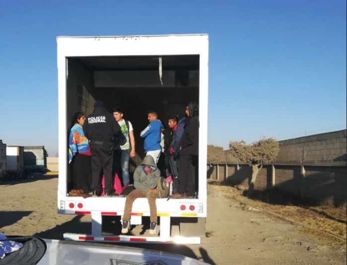 La Policía Federal rescató a 29 centroamericanos de un tráiler en el que habían sido abandonados en Puebla. (Foto Prensa Libre: Inami MX)