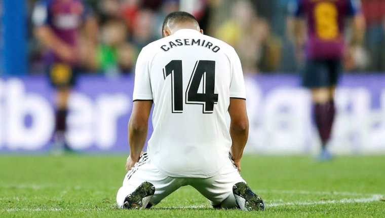 Casemiro mostró su frustración por la derrota del Real Madrid contra el Barcelona. (Foto Prensa Libre: AFP).
