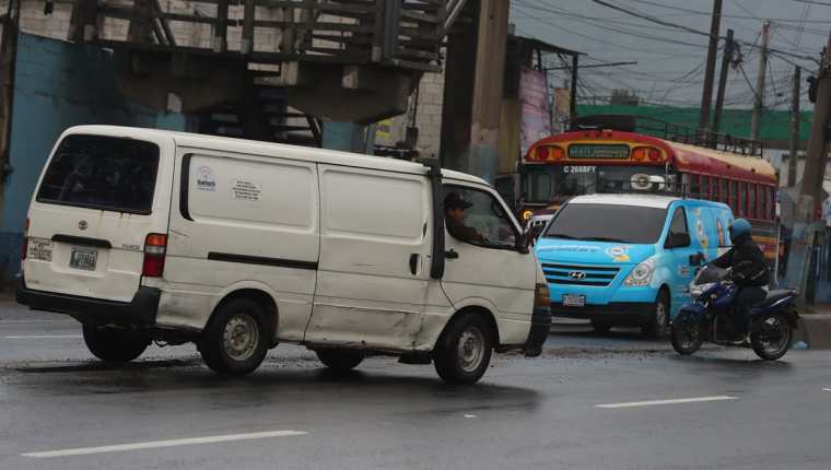 Ante la falta de bordillo en el km 49 de la ruta Interamericana, El Tejar, Chimaltenango, automovilista hacen maniobras peligrosas para cruzar de un carril a otro. (Foto Prensa Libre: César Pérez Marroquín)