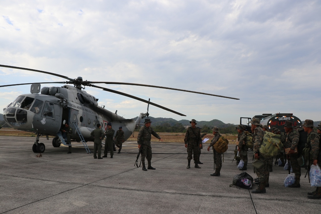 Um helicóptero de la Fuerza Aérea Mexicana ya se encuentra en Petén apoyando el combate contra incendios forestales. (Foto Prensa Libre: Rigoberto Escobar)