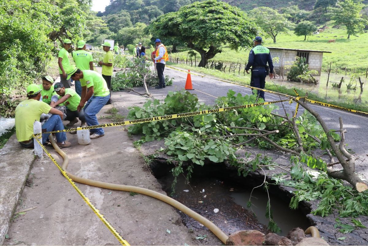 Trabajadores de COVIAL trabajan en el hundimiento en el kilómetro 137 de la ruta entre Jalapa y Jutiapa. (Foto Prensa Libre: Hugo Oliva)