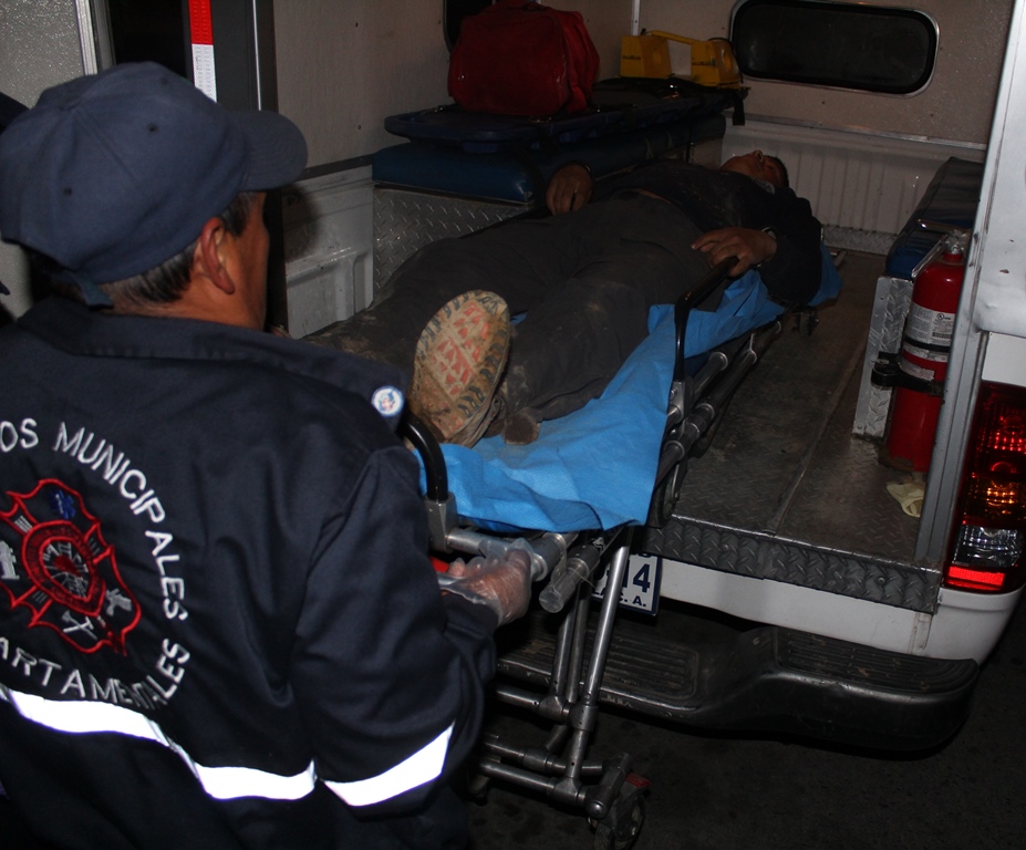 Turuy es ingresado en el Hospital Nacional Pedro de Betancourth por Bomberos Municipales Departamentales. (Foto Prensa Libre: Renato Melgar).